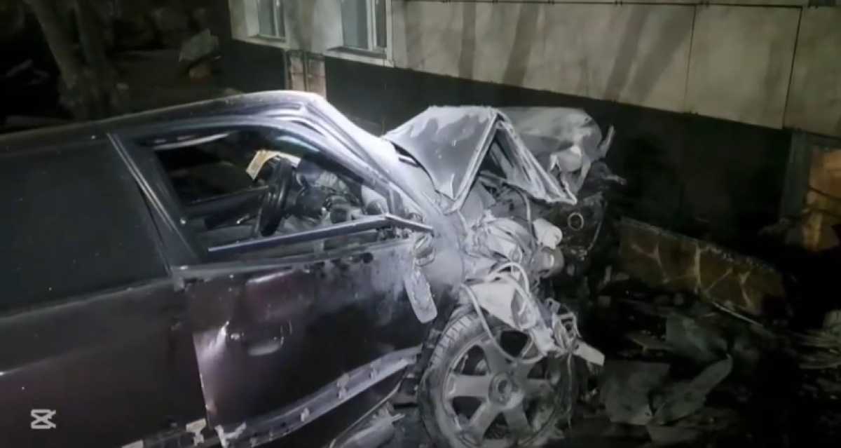 Автомобиль на скорости вылетел на тротуар и сбил пешеходов в Караганде