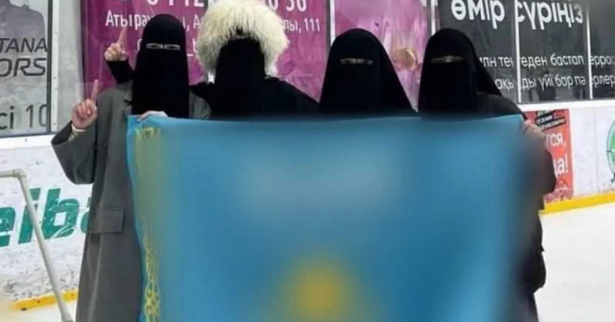 Девушек в никабах оштрафовали за флаг Казахстана с арабскими надписями