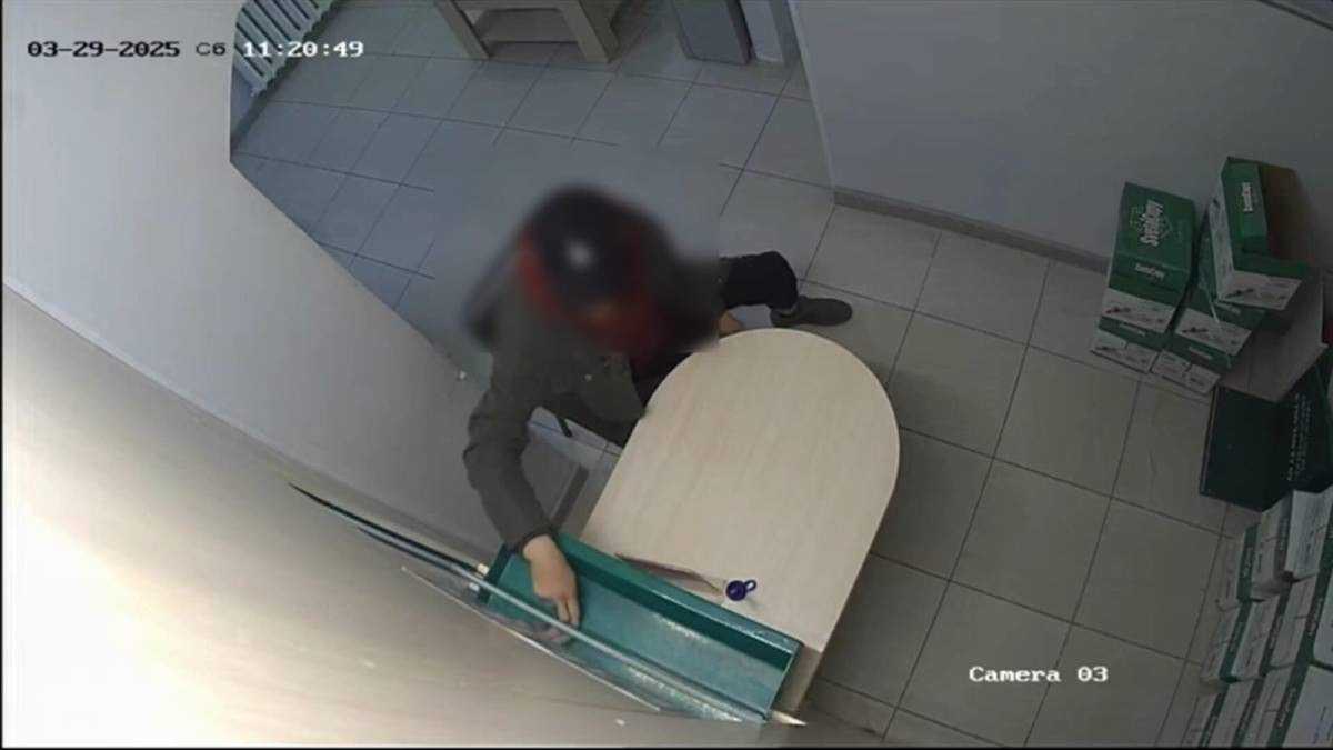 Грабитель попал на видеокамеру ломбарда в Уральске