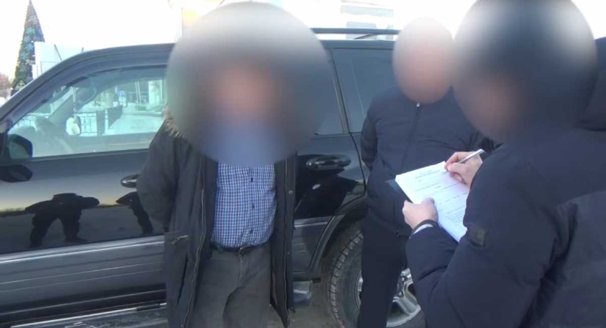 Главу департамента подозревают в получении взятки в миллион тенге в Карагандинской области