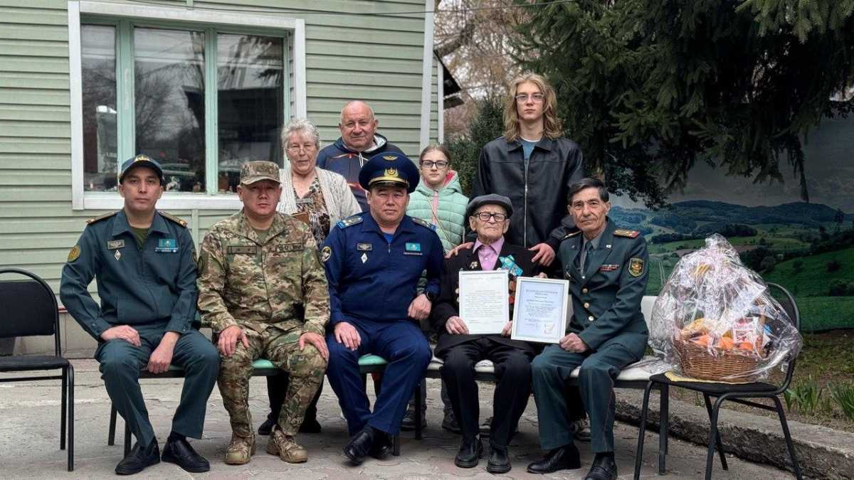 В Алматы военнослужащие поздравили ветерана ВОВ с 98-летием