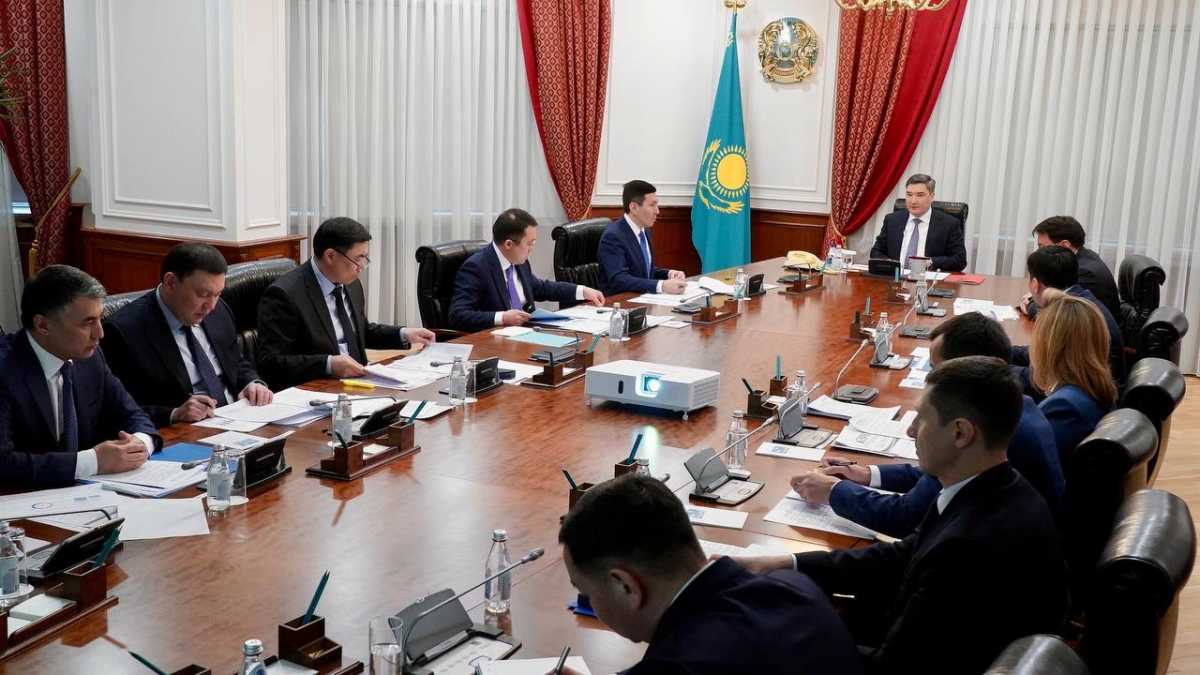 Олжас Бектенов провёл совещание по вопросам развития рынка авиатоплива