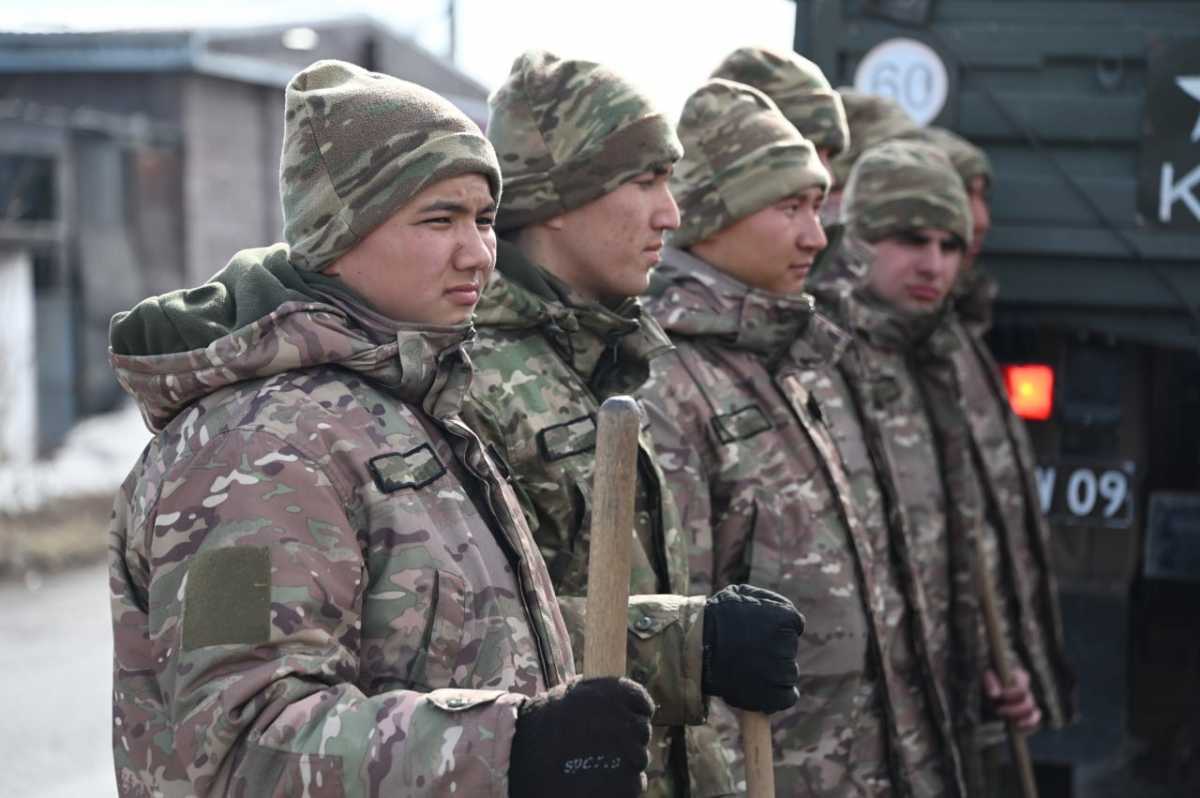 Акция «100 дней до Победы»: в Караганде военнослужащие оказали помощь ветерану тыла