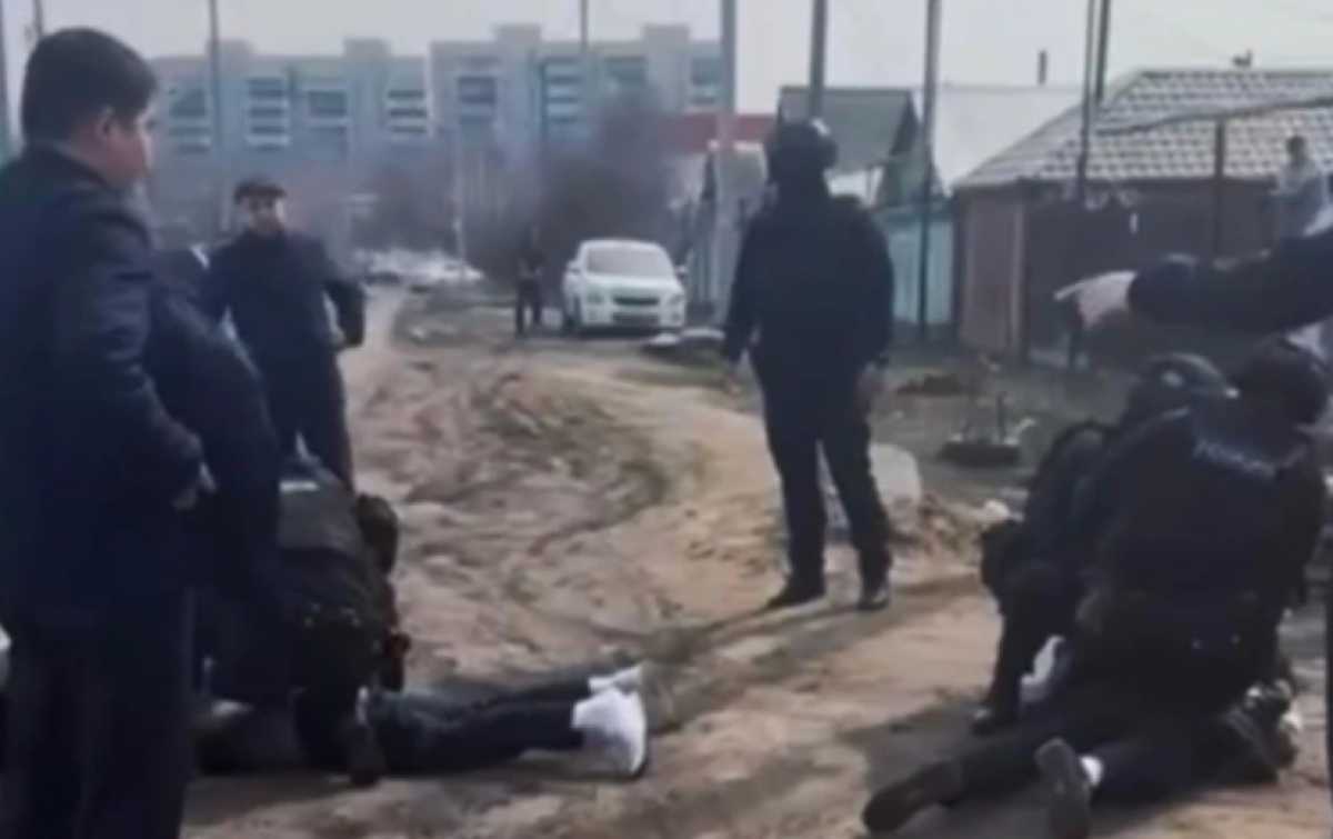 Двое жителей Уральска вымогали деньги у пенсионерки