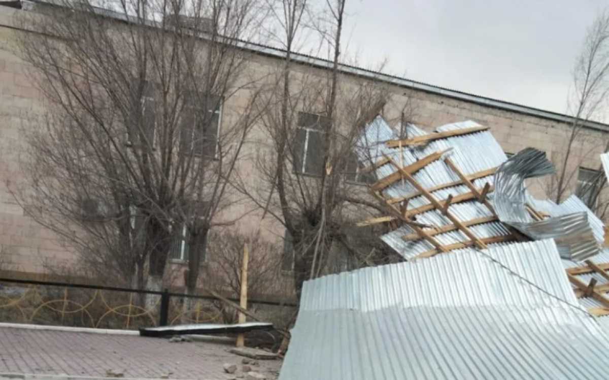 Около 2 тысяч абонентов остались без света из-за шквального ветра в Карагандинской области
