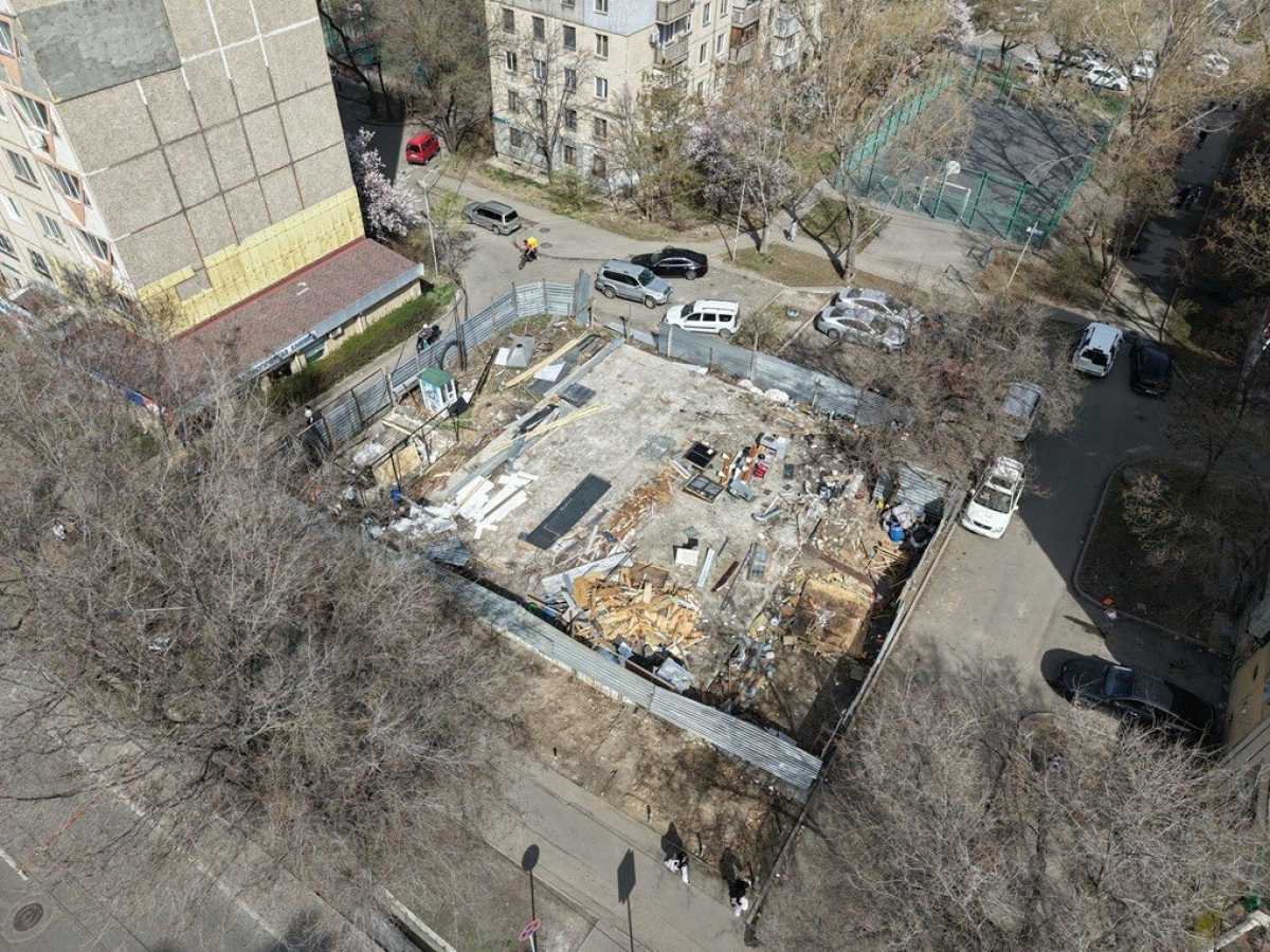 Недостроенный объект сносят в Алматы
