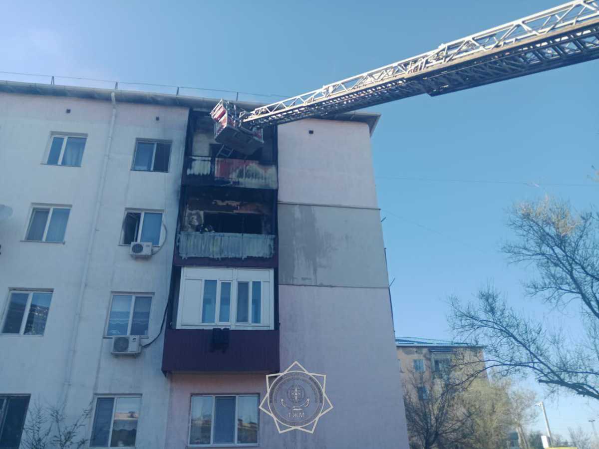 21 человека эвакуировали из горящего дома в Конаеве
