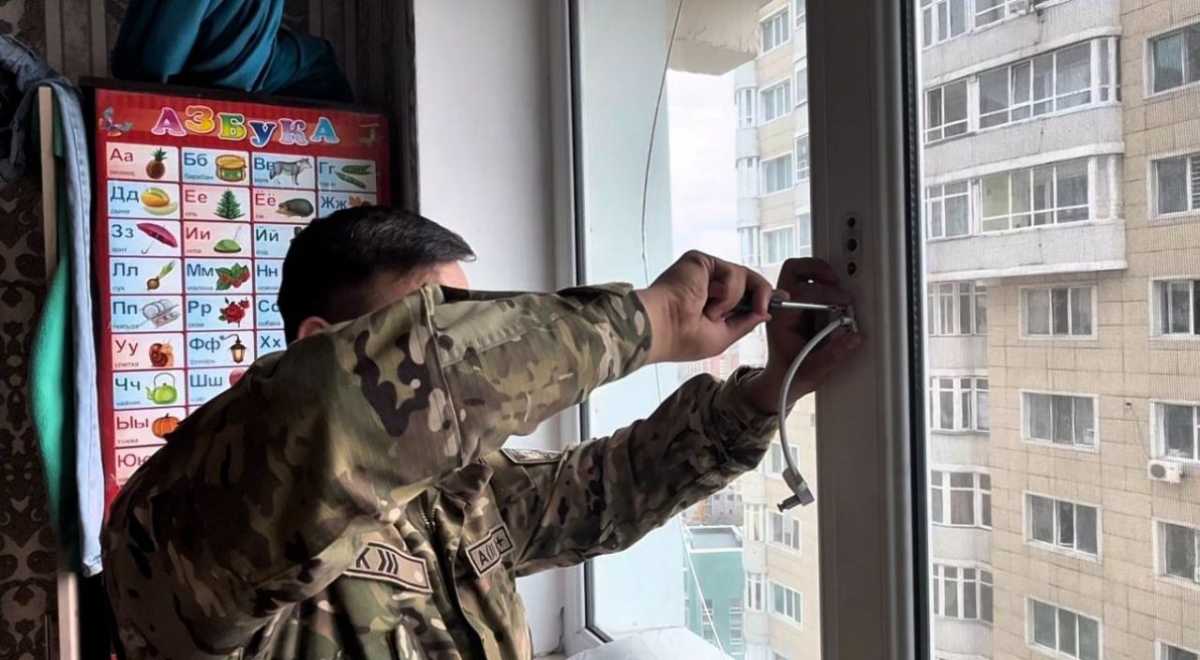 Спасатели обходят квартиры: в Астане усилили меры защиты детей