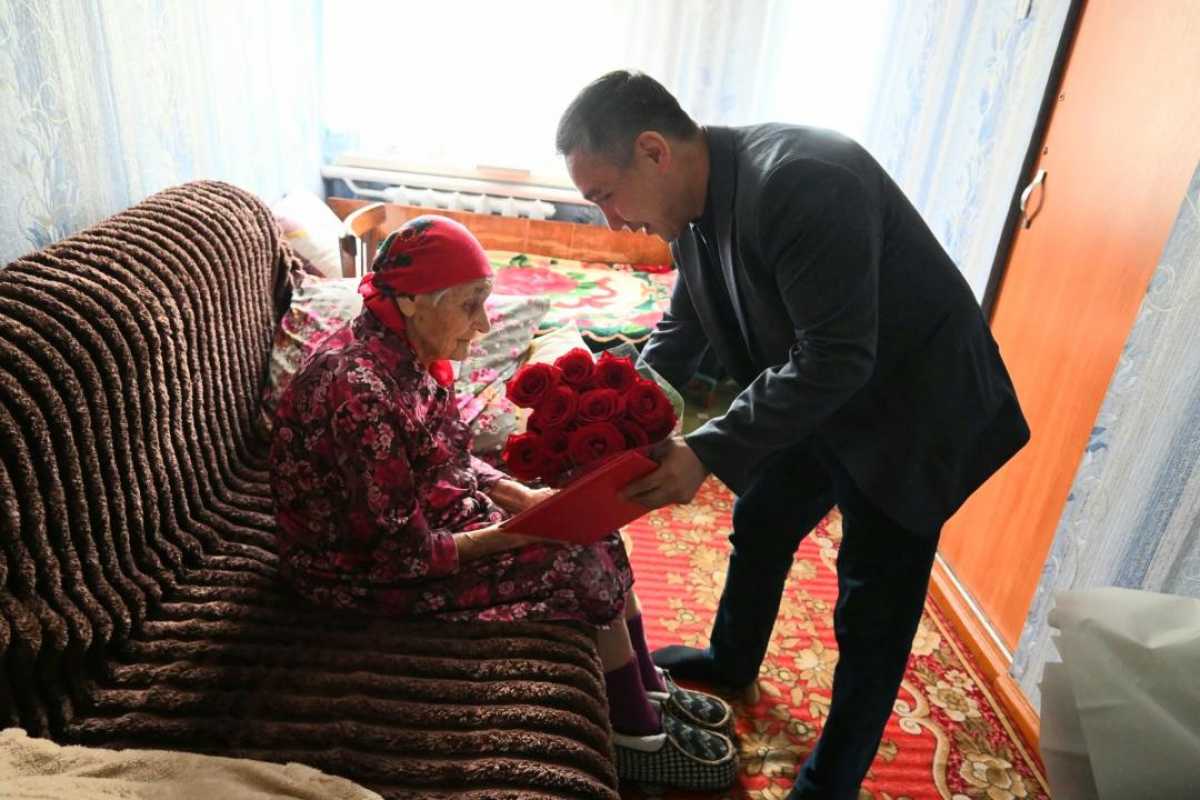 Труженицу тыла из Сандыктауского района поздравили со 100-летним юбилеем