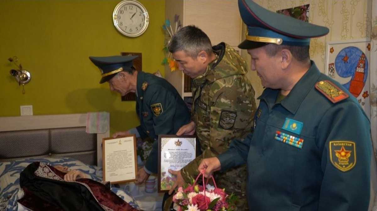 В Алматы военнослужащие поздравили фронтового связиста с вековым юбилеем