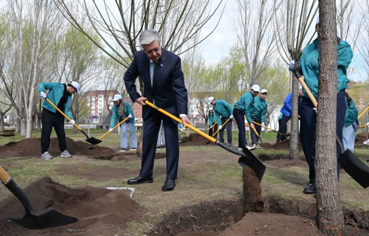 Токаев посадил дерево в парке «Жастар»