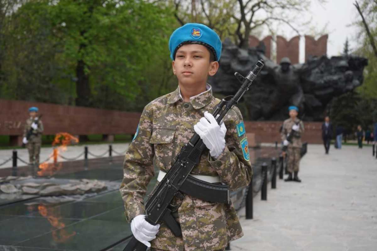 Алматинские школьники заступили на вахту у Вечного огня