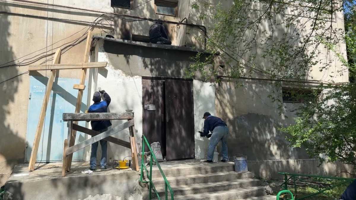 Военнослужащие отремонтировали фасад дома фронтовика в Таразе