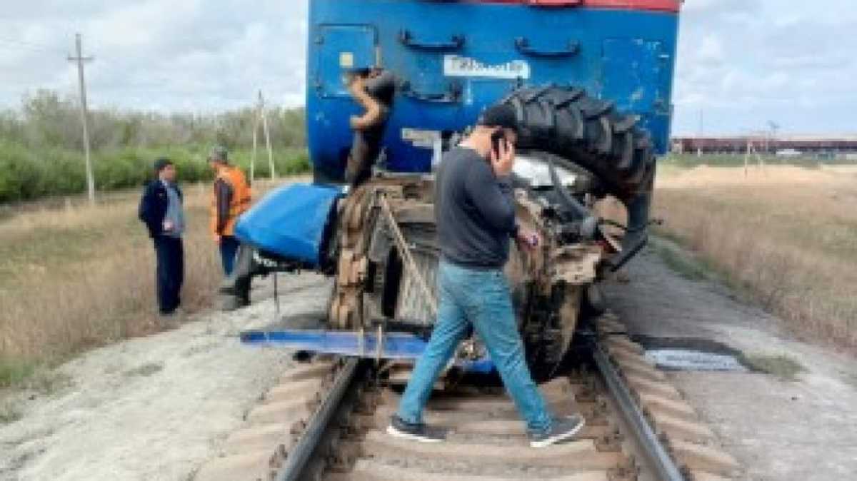 Трактор столкнулся с поездом в Есиле - погиб водитель техники