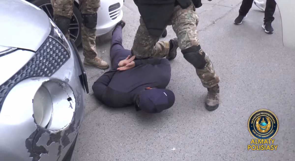 Автомобиль и деньги отобрали лжеполицейские у жителя Алматы