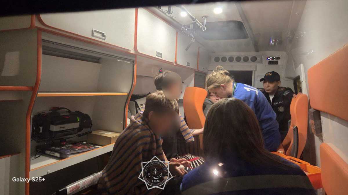Пятерых детей унесло на катамаране в Бурабае