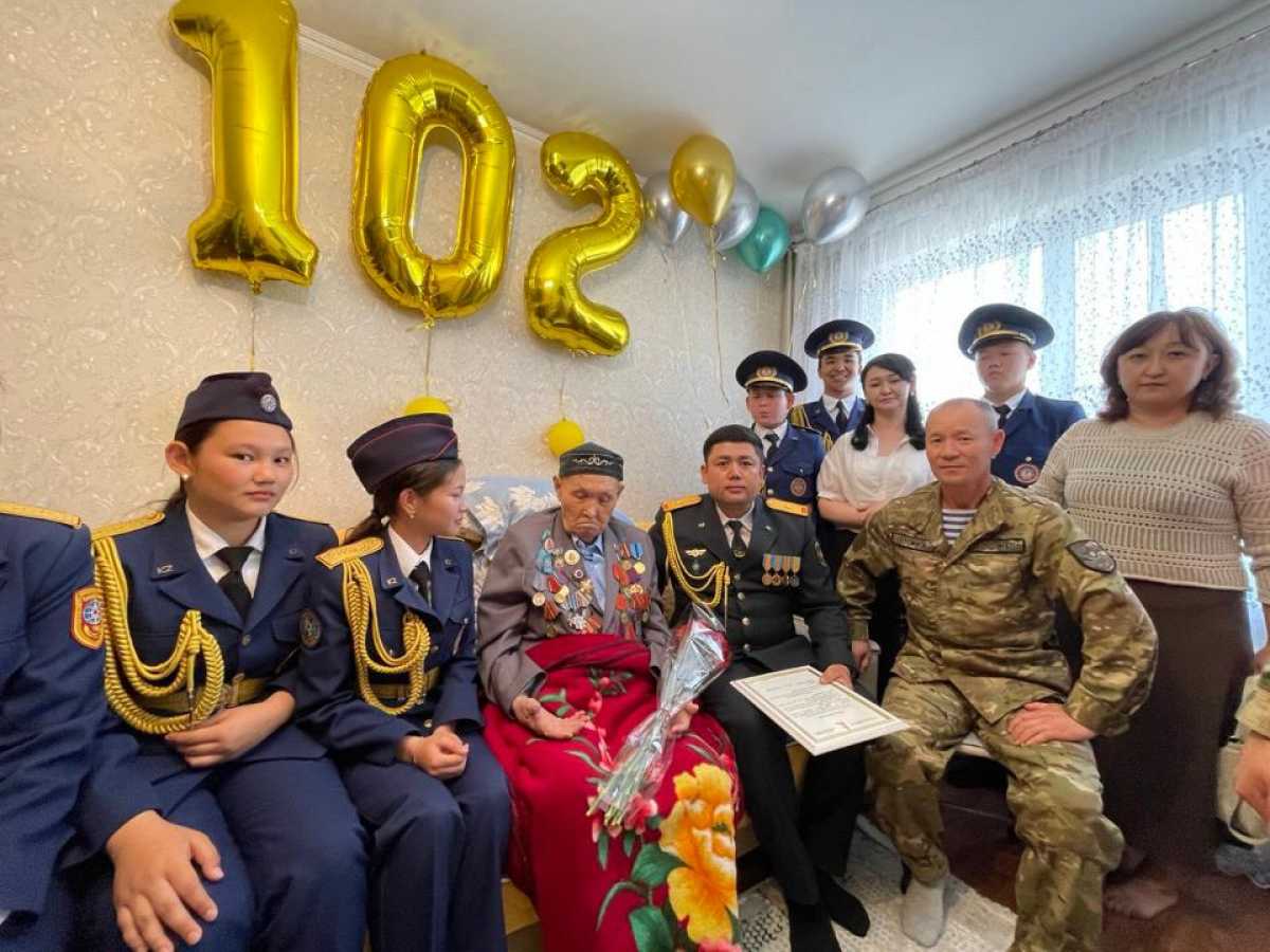 Военнослужащие Вооруженных сил поздравили фронтовика Танирбергена Толганбаева с 102-летием