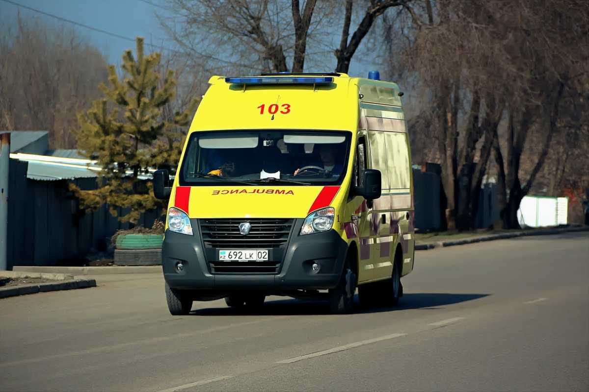 Автобус сбил школьницу и травмировал пассажира в Астане