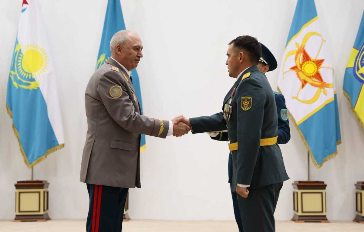 Честь и признание: казахстанские военнослужащие получили госнаграды