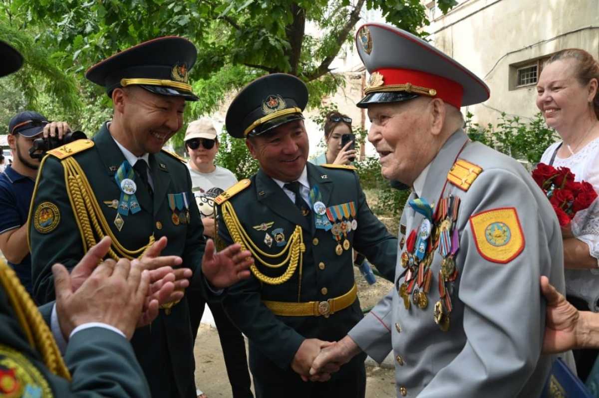 В Таразе военнослужащие организовали парад Победы для фронтовиков
