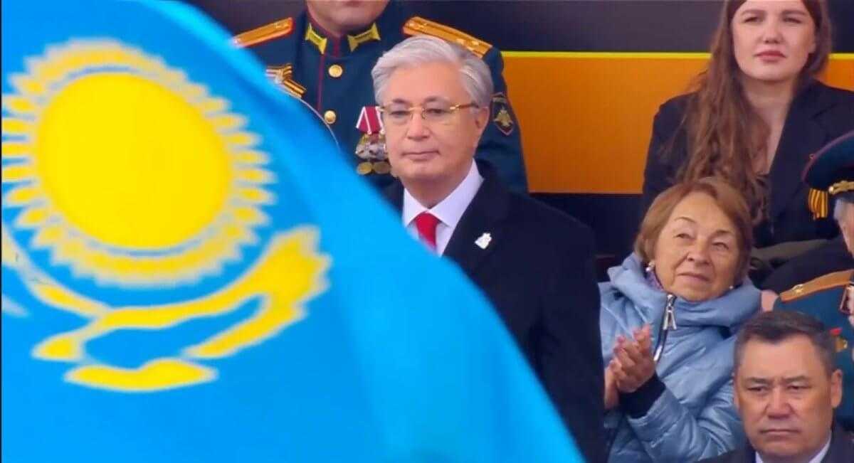 Токаев приветствовал казахстанских десантников на параде Победы в Москве