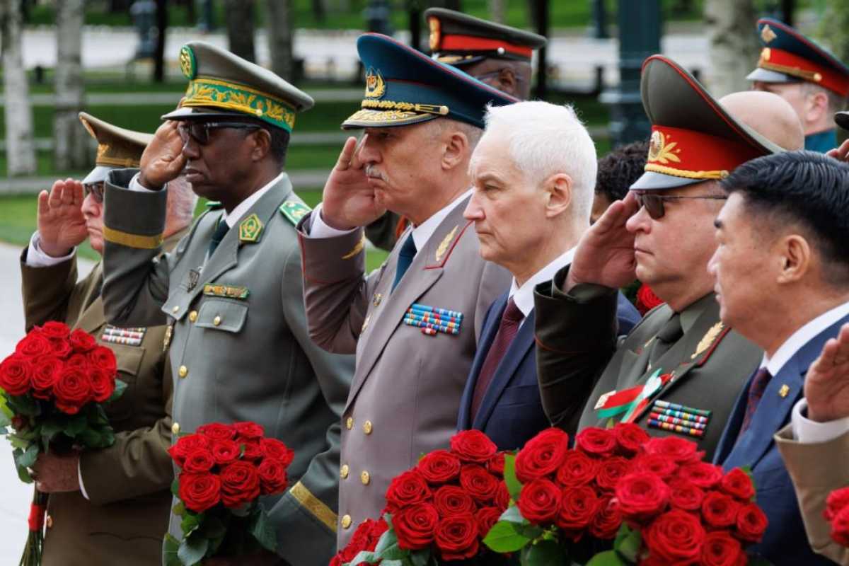 Министр обороны Казахстана посетил военный парад в Москве