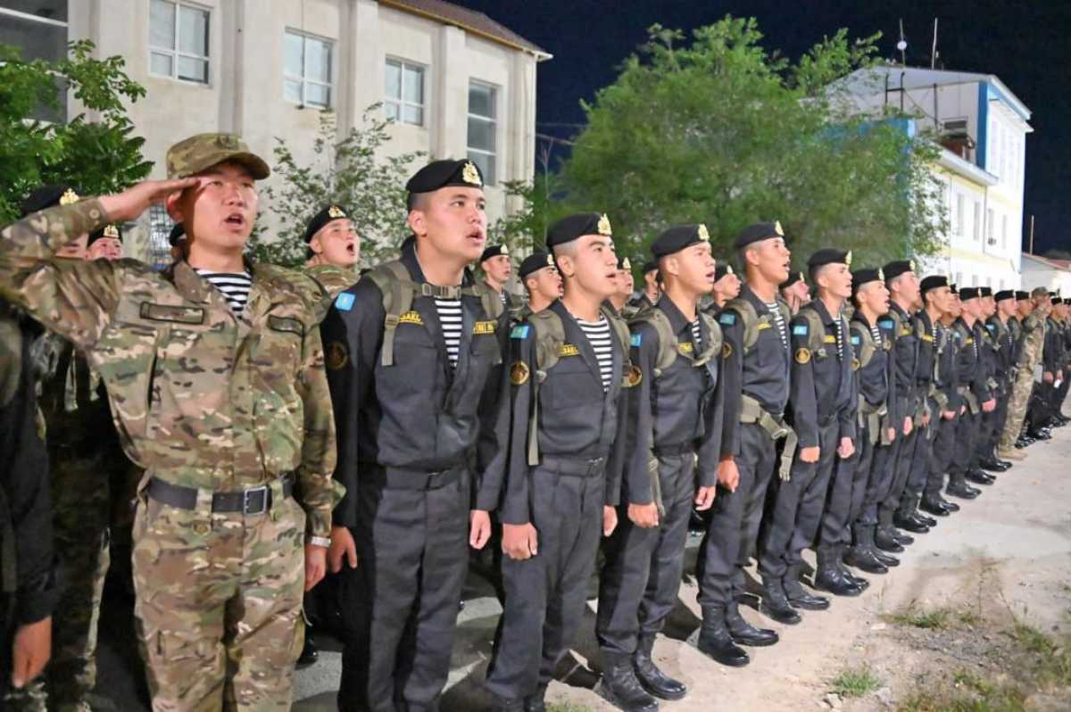 Участники военного парада возвращаются в места дислокации