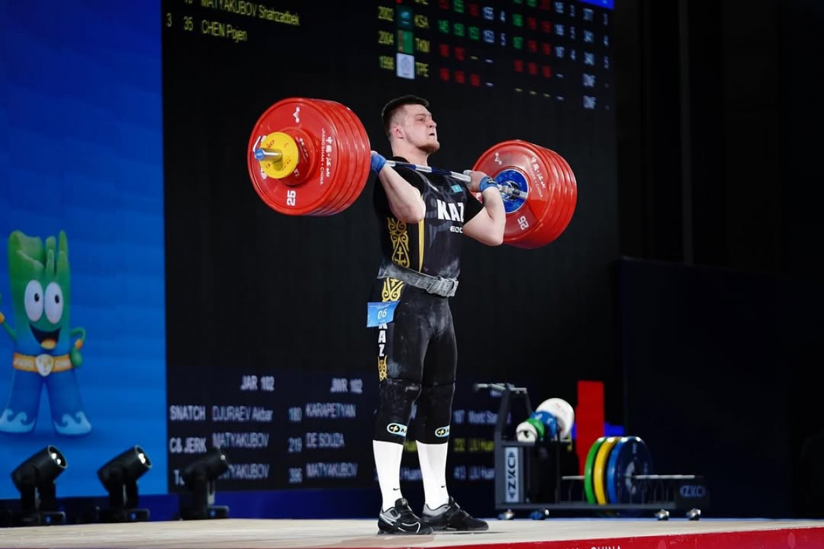 Казахстанский штангист Артем Антропов стал серебряным призёром чемпионата Азии