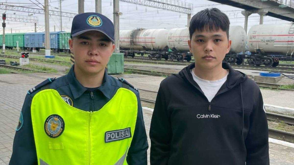 Транспортный полицейский и студент спасли мужчину в Костанайской области
