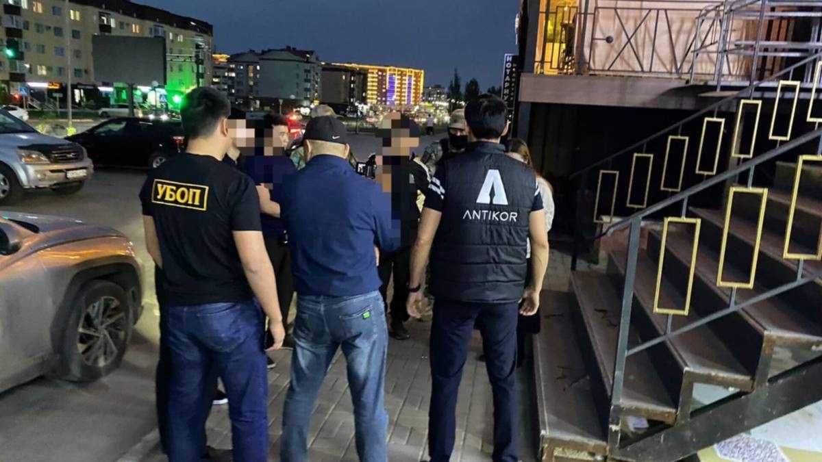 Мужчину, вымогавшего деньги у бизнесменов, задержали в Актобе