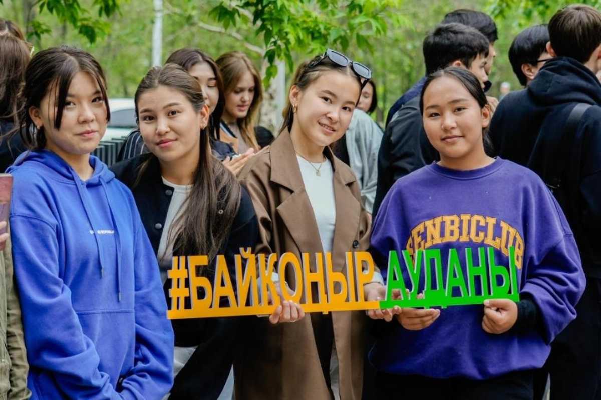 Более 100 студентов и волонтёров поддержали акцию «Таза Қазақстан» и провели субботник в Астане