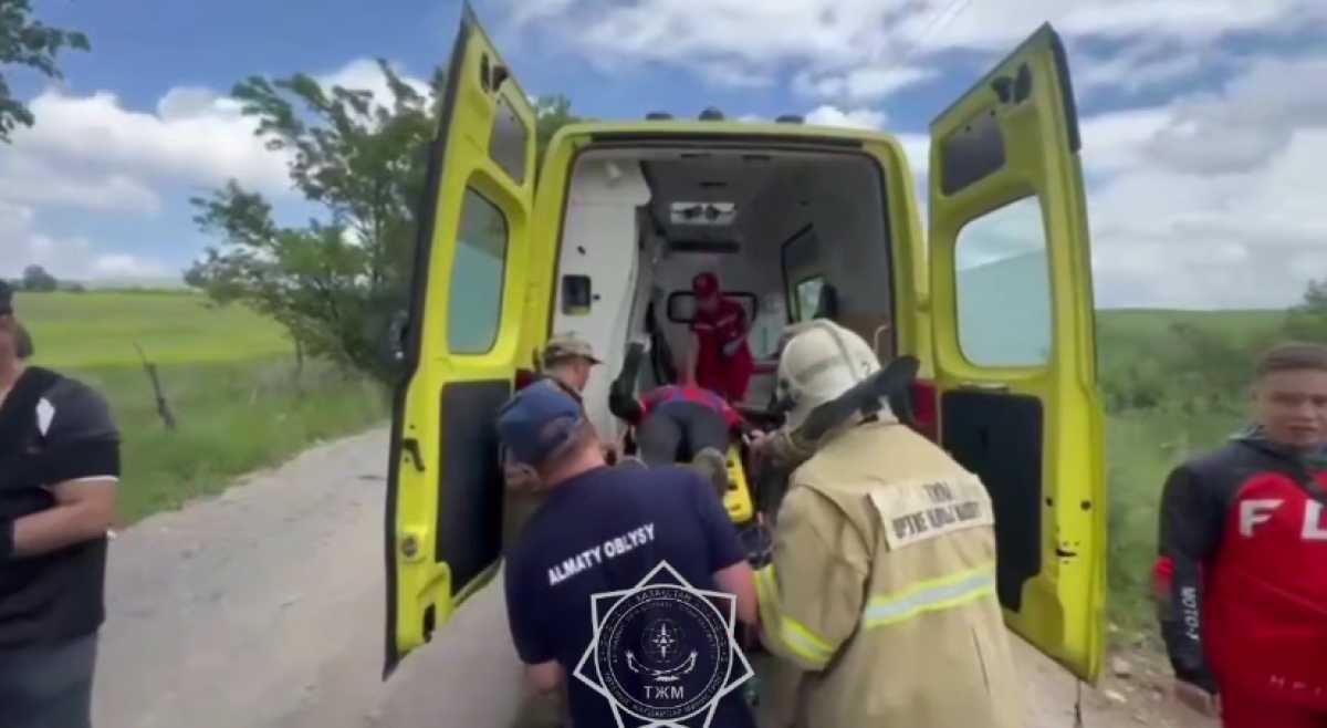 Девушку, сорвавшуюся с обрыва на квадроцикле, спасли в Алматинской области