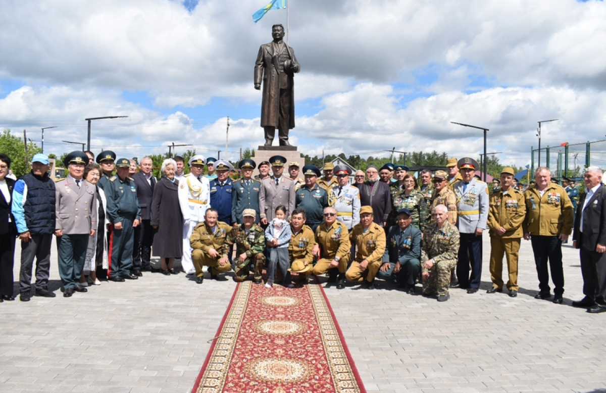 Казахстанские военнослужащие почтили память генерала армии Сагадата Нурмагамбетова