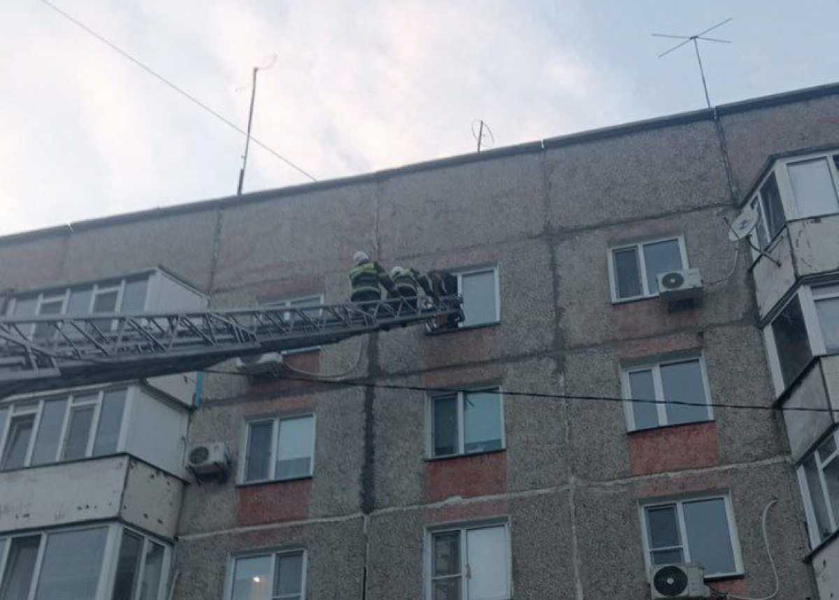 В Аксу пожарные спасли мужчину, пытавшегося спрыгнуть с окна шестого этажа
