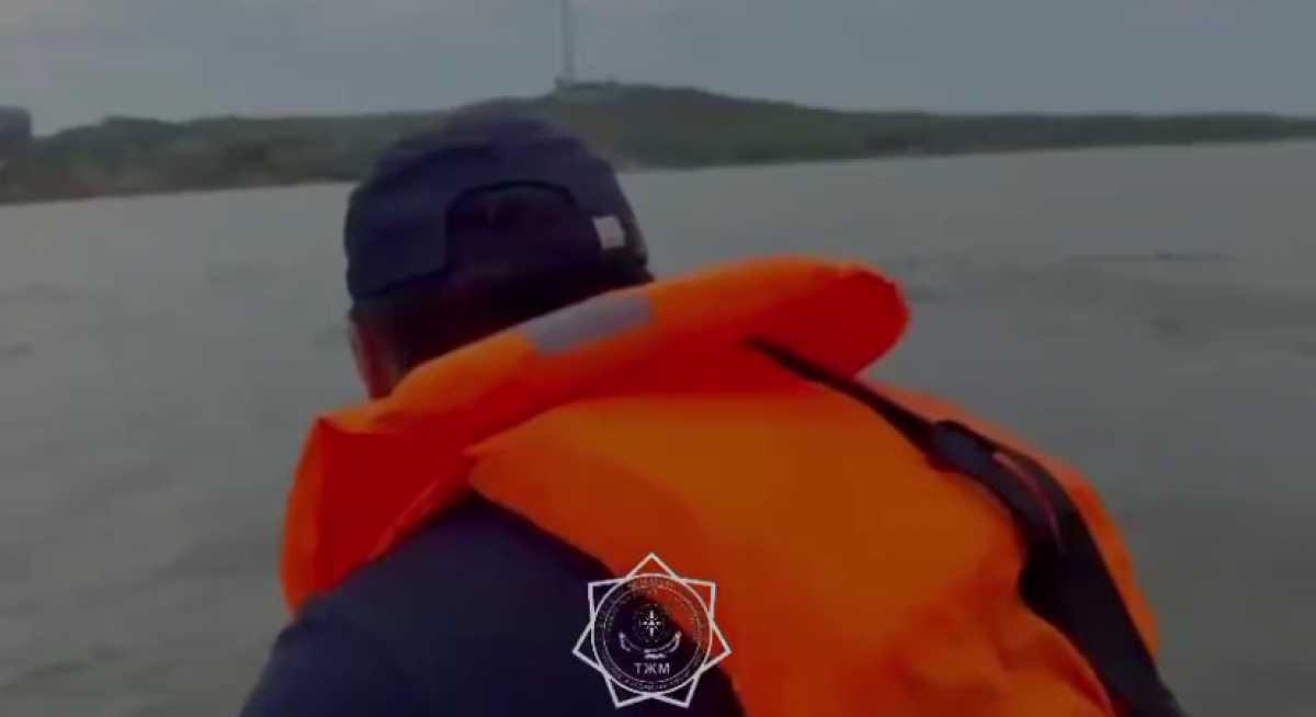 Перевёрнутая лодка и рыбак в воде: в Кокшетау спасатели предотвратили трагедию
