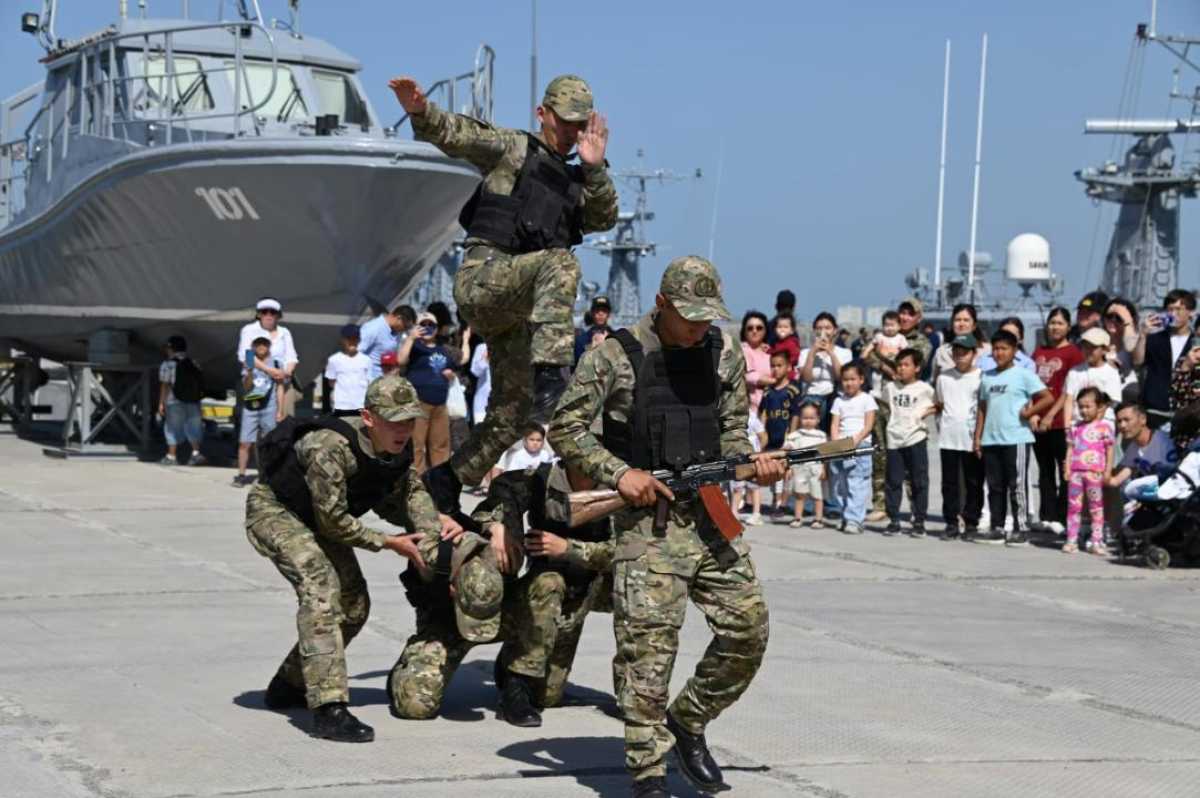 Дети военнослужащих отправились в поход по Каспию на боевых кораблях