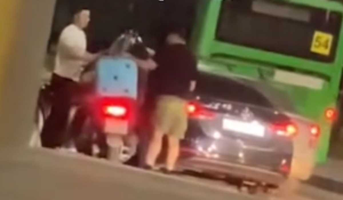 Неизвестные напали на курьера в Алматы