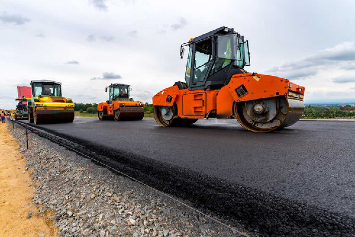 В Казахстане стартует масштабный дорожный сезон: в 2025 году отремонтируют и построят более 13 тысяч км дорог