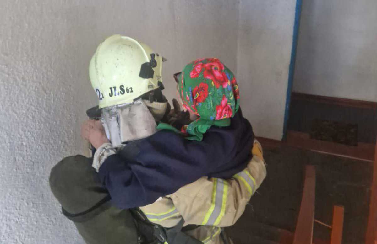 Пожар в Талдыкоргане: спасатели МЧС вынесли пожилую женщину на руках