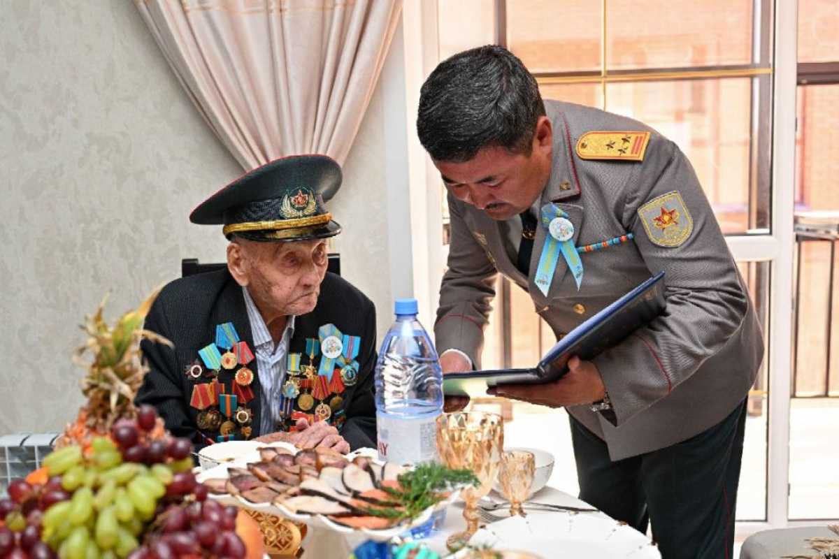 В Семее поздравили ветеранов с 80-летием Великой Победы