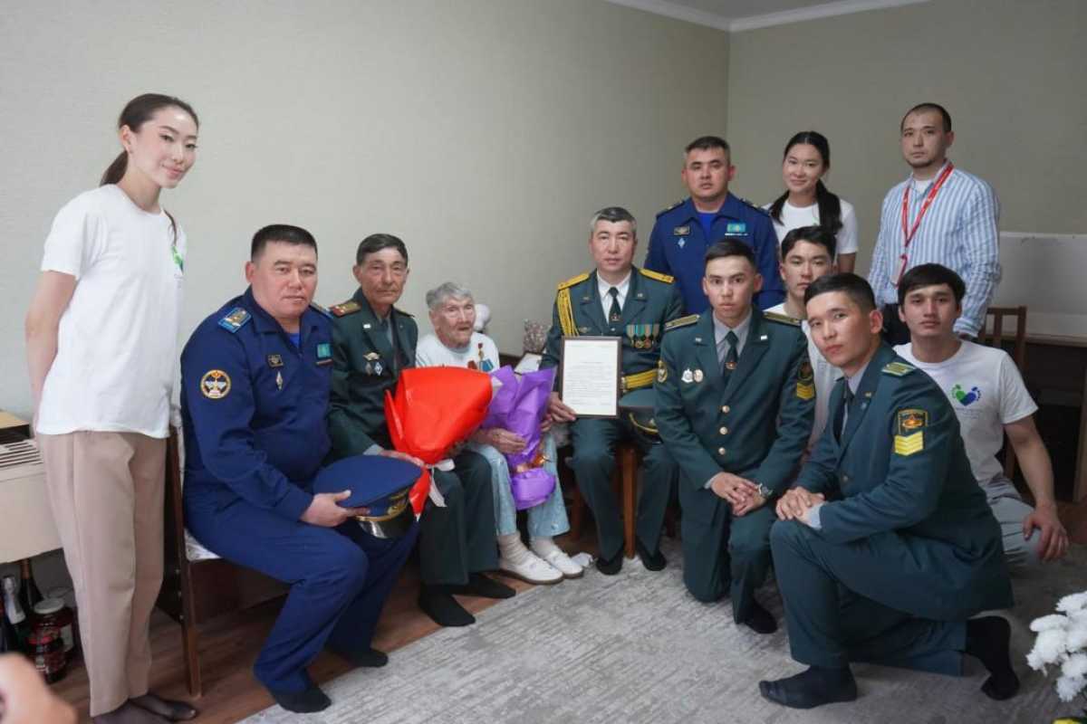 В Алматы военнослужащие поздравили фронтовичку со 102-м днем рождения