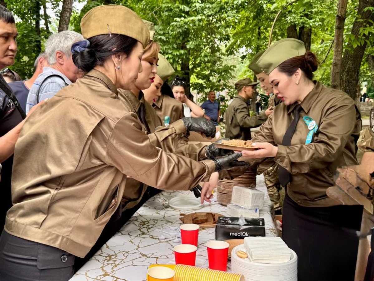 80-летие Победы: военнослужащие угостили сотни алматинцев солдатской кашей
