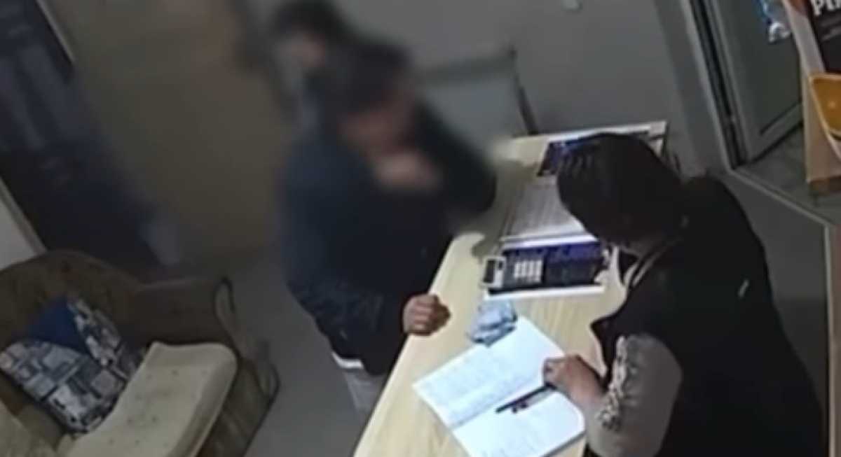 Учителя домбры из Алматы подозревают в интимной связи с 14-летней школьницей