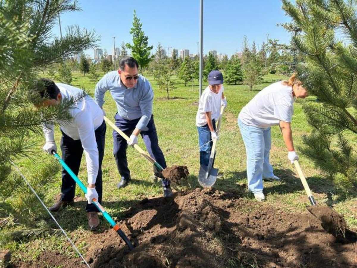 День семьи: акцию по посадке деревьев провели в Астане