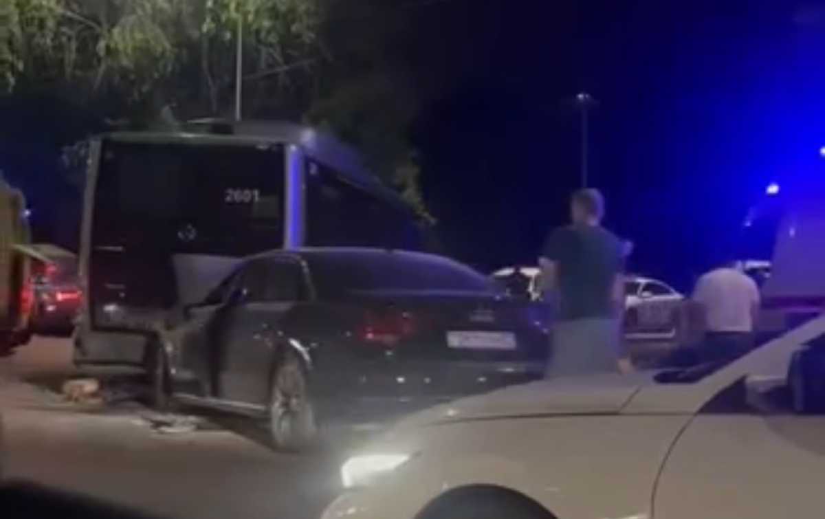 Четыре человека пострадали в ДТП с автобусом в Алматы