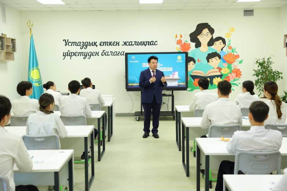 Единый классный час с министром просвещения: в Казахстане завершился учебный год