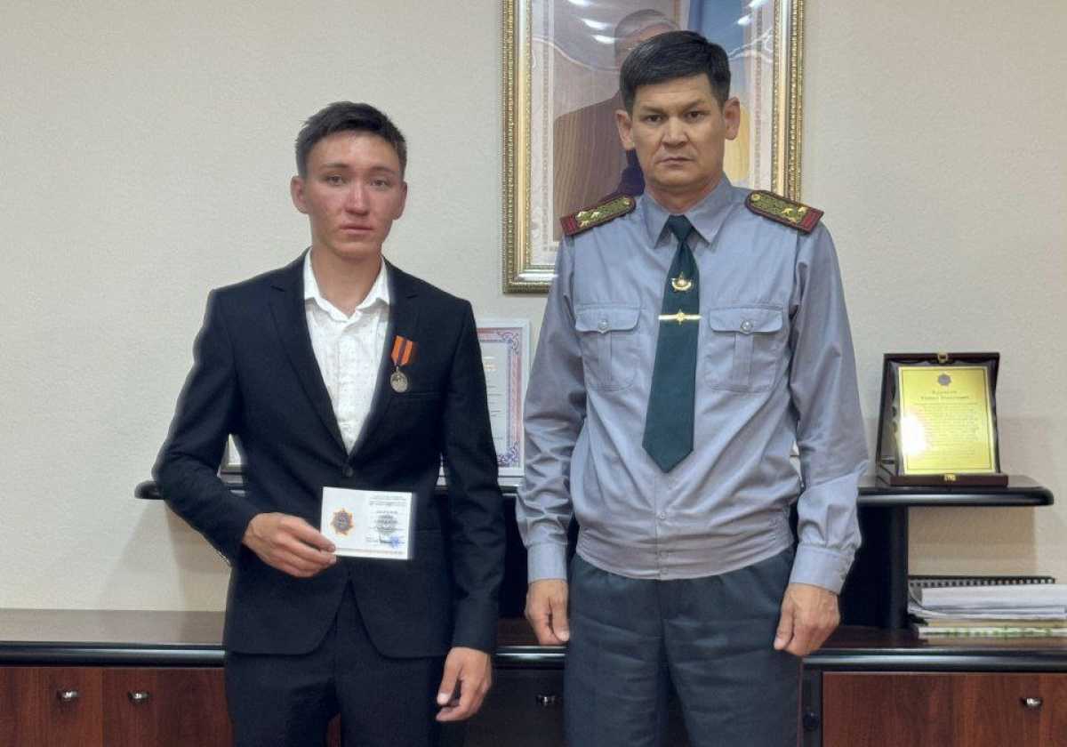 Студента наградили медалью за спасение ребёнка в ВКО