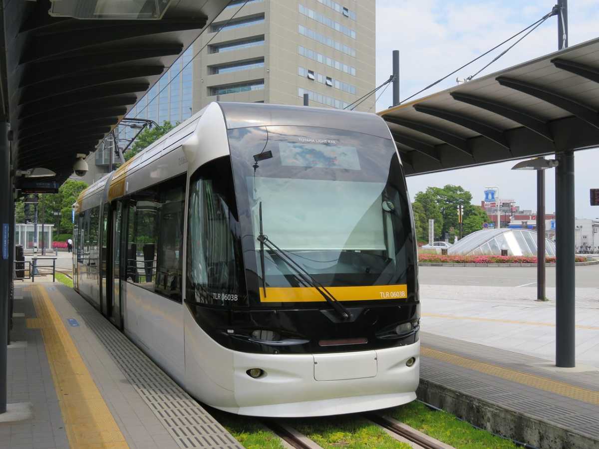 Частично перекрыли улицу из-за покраски конструкций LRT в Астане