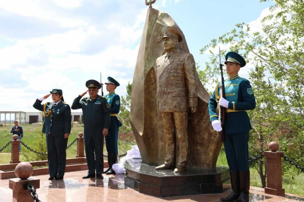 В Астане открыли памятник экс-заместителю министра обороны Бакыту Курманбаеву