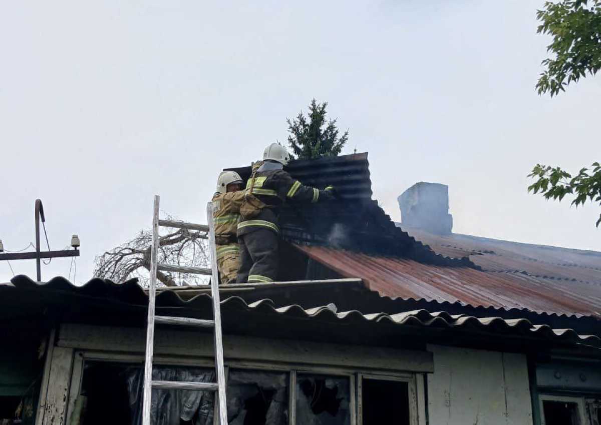 Двух человек спасли из горящего дома в Алматы